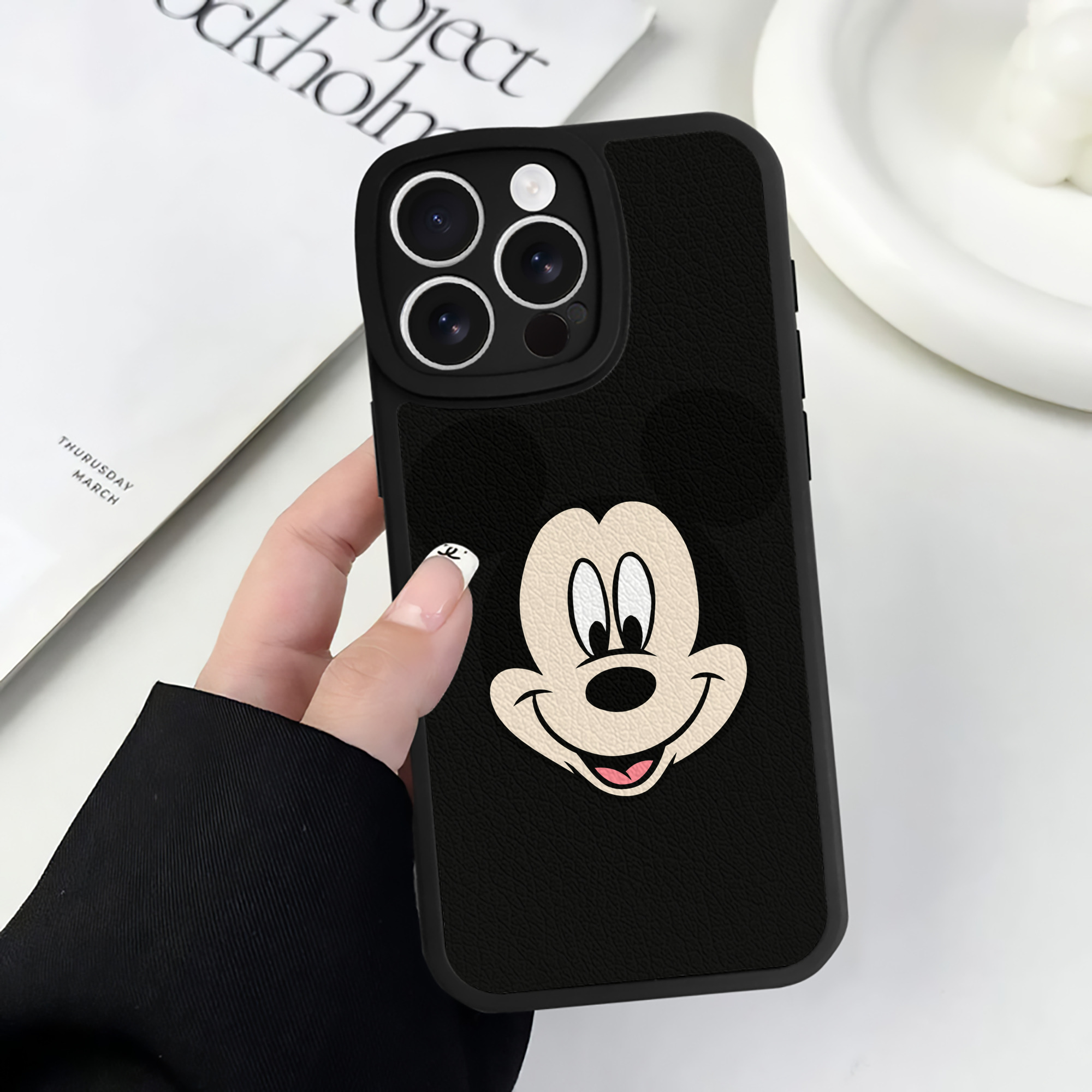 （画像用） ミッキーマウス Mickey Mouse 【iPhone 16シリーズ対応】シリコンスマホケース（レザー調） 材質：シリコン
